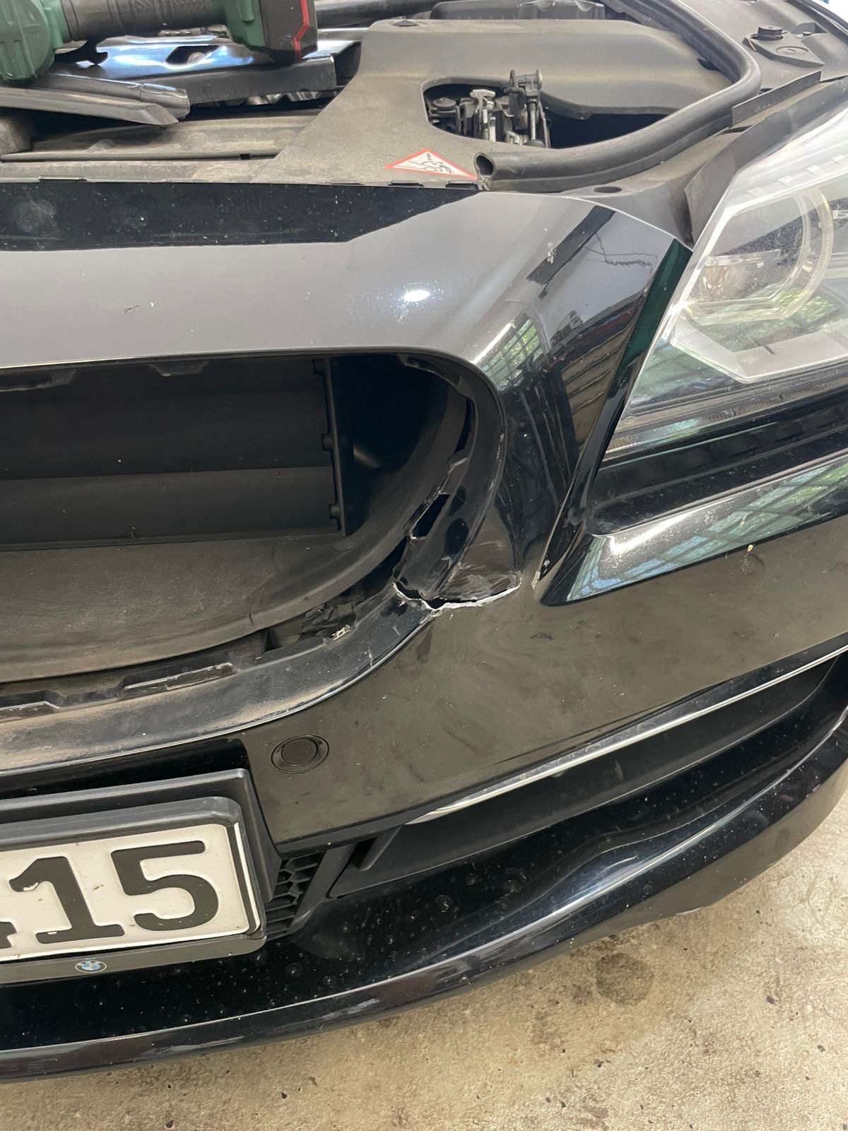 BMW Frontstoßstange – Beilackierung nach Riss – Vorher
