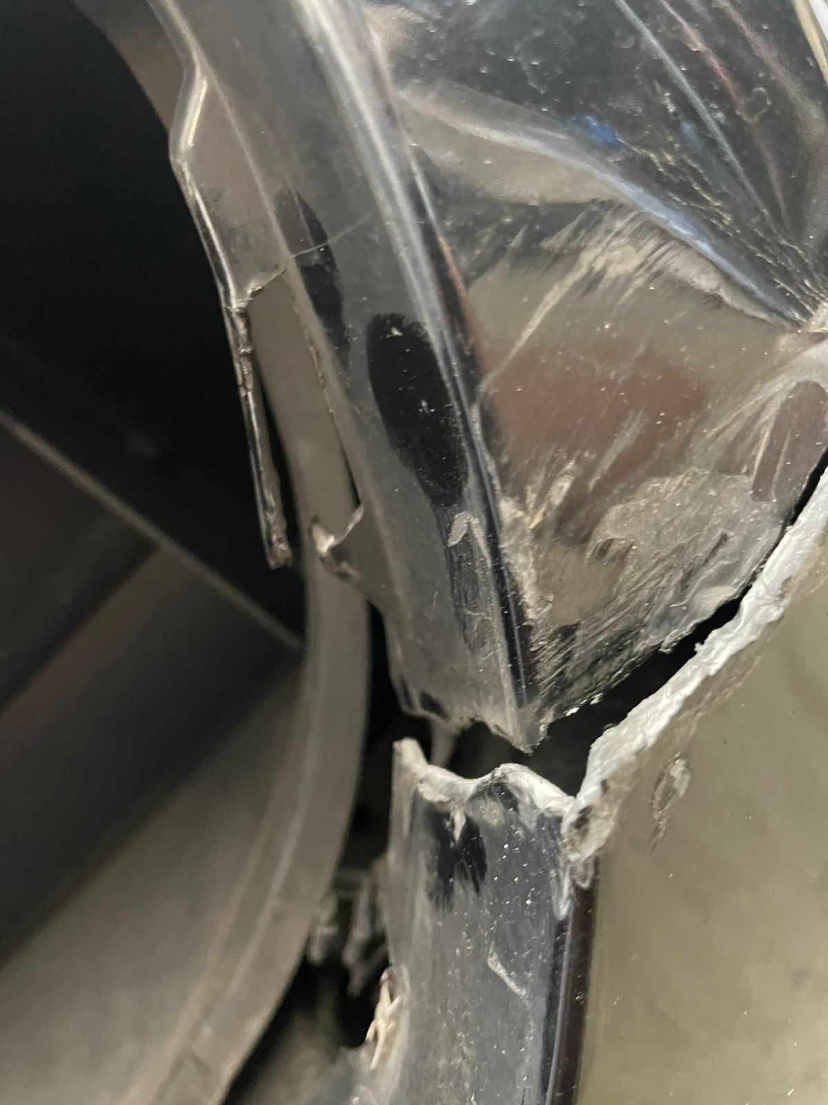 BMW Stoßstange – Schadensdetail vor der Reparatur